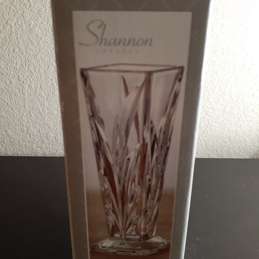 STUNNING NEW IN BOX Godinger Shannon 8" Dorset Crystal Vase.